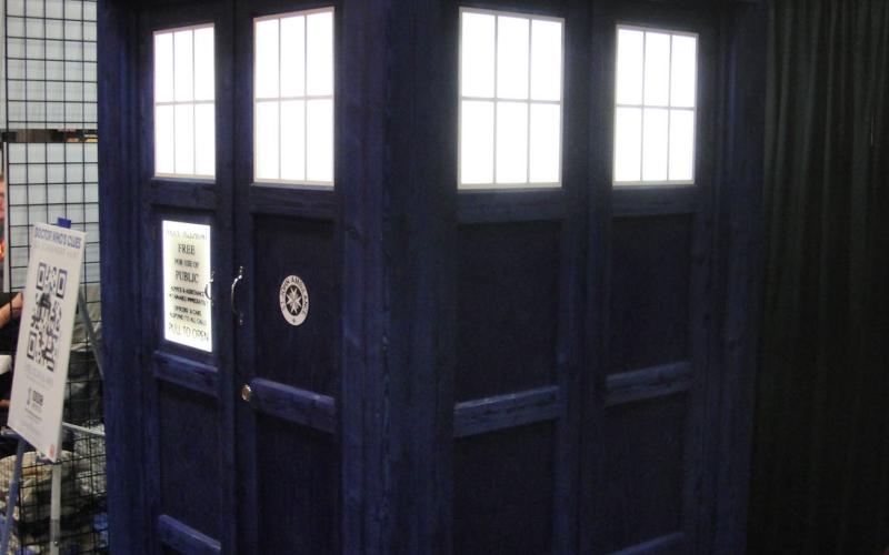 I ”Doctor Who” reser huvudpersonen ”Doktorn” genom tid och rum i sitt häpnadsväckande rymdskepp ”TARDIS” – en telefonkiosk som smälter in bland vanliga dödliga människor eftersom den på utsidan ser ut som en gammal hederlig poliskiosk.