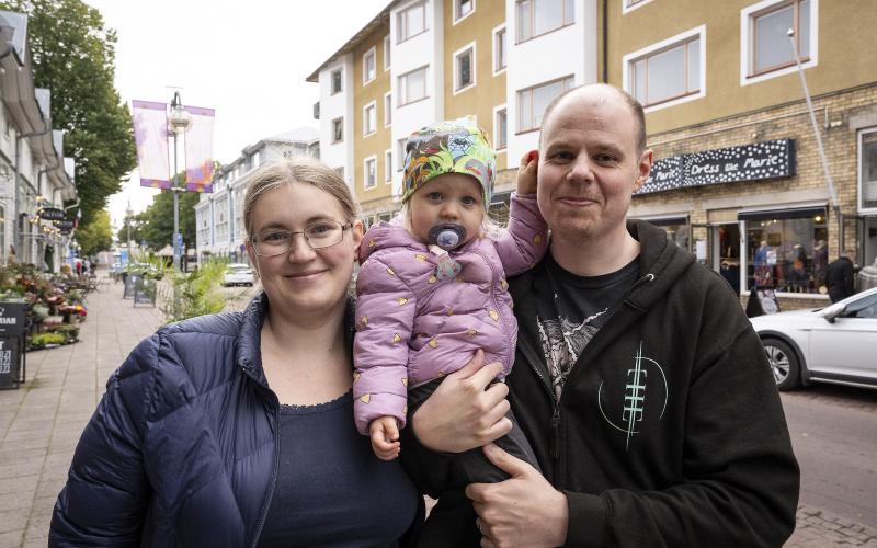 Stockholmarna Linda, Julia och Andreas Lundgren blir snart ålänningar, de har nämligen köpt hus i Jomala. 