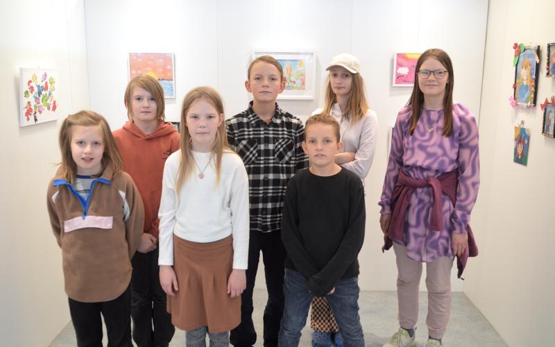 Den här gruppen barn rör sig mellan fantasi och verklighet i sina alster som ställs ut på stadsbiblioteket. Från vänster Einar Ekelund, Ahlvar Ekelund, Unni Wikberg, Alfons Persson, Ludvig Persson, Molly Jensen och Minna Wikberg. På bilden saknas Meya Gunninge.