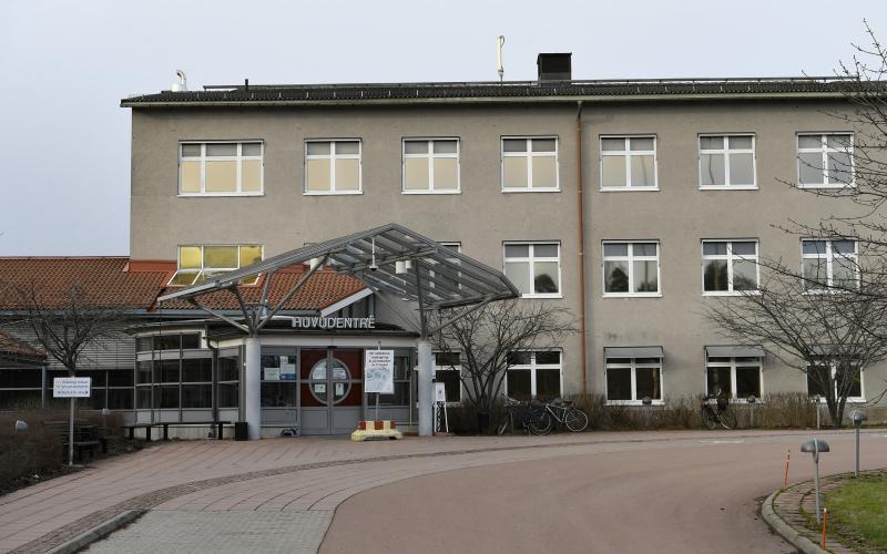Fyra svenska läkare som blivit av med sin legitimation i Sverige har de senaste åren kunnat jobba på Åland. ÅHS har därför utvidgat bakgrundskontrollerna vid rekrytering.