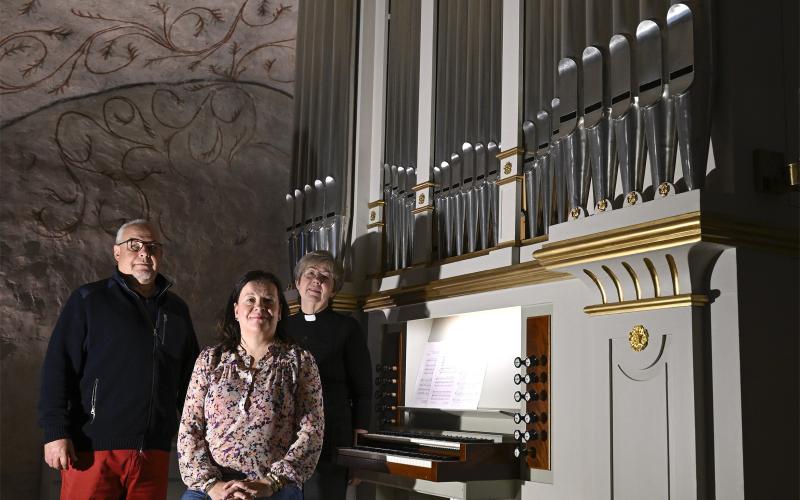 Kyrkofullmäktiges Charles Andersson, kantor Pipsa Juslin och kyrkoherde Eva Williams ser fram emot lördagens invigningskonsert för Hammarlands kyrkas nya orgel.