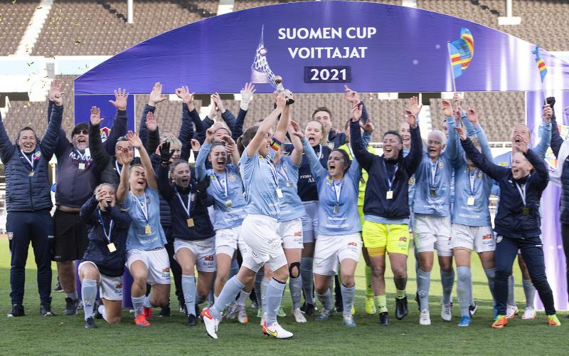 2021, som lagkapten, var det Pille Raadik som fick äran att lyfta cuppokalen framför sina jublande lagkamrater. Firandet kunde börja.@