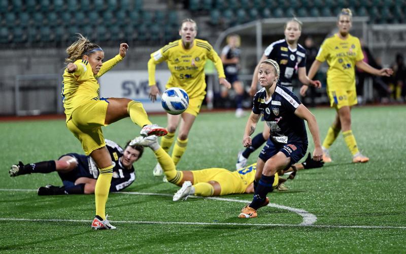 Bara dagar efter förlusten hemma mot HJK väntar nu ny hemmamatch för Åland United, för övrigt säsongens sista. På bilden ser vi bland andra ÅU-anfallaren Aada Törrönen.