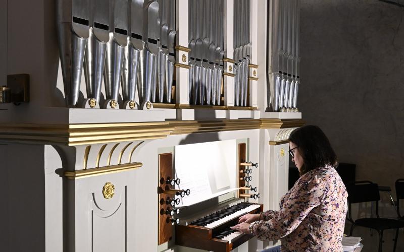 Pipsa Juslin är kantor i Eckerö-Hammarlands församling. Hon beskriver att den nya orgeln har en varm och mjuk klang, men har ändå bett. 