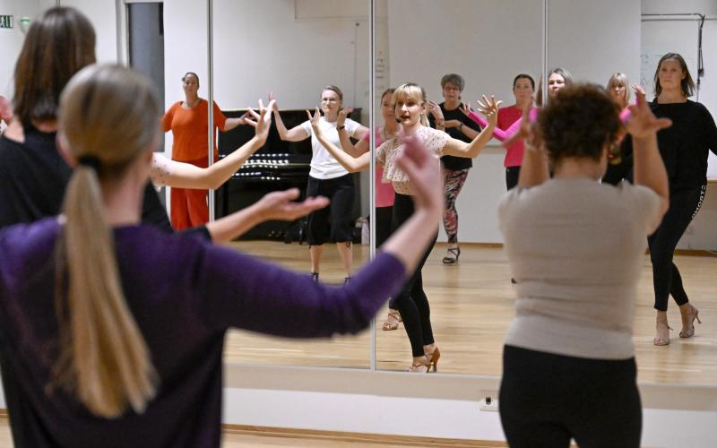 Anya Korop som driver Viva la Dance Studio håller bachatakurser för kvinnor.