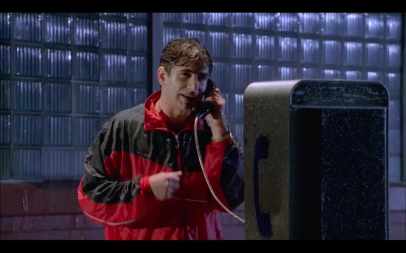 Christopher Moltisanti (Michael Imperioli) ringer ett av alla sina telefonautomatsamtal till högsta hönset Tony Soprano i kultserien ”Sopranos”.