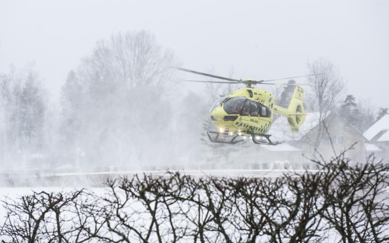 Den nya helikoptern gjorde sin första premiärlandning på helikopterplattan vid ÅHS innan den drog vidare på sitt första uppdrag till Åbo.