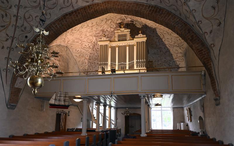 Förutom den nya orgeln har orgelläktaren fått nytt golv och mässingsräcke. Dessutom har stenläggningen i kyrkgolvet korrigerats.