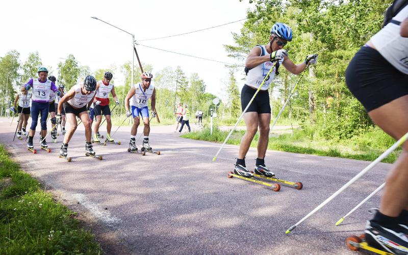 13 åkare deltog i årets första tävling på rullskidor, Lemland Runt. Här ser vi deltagarna staka iväg i starten av det 27 kilometer långa loppet, som avgörs i klassisk stil.@Foto:Jacob Saurén