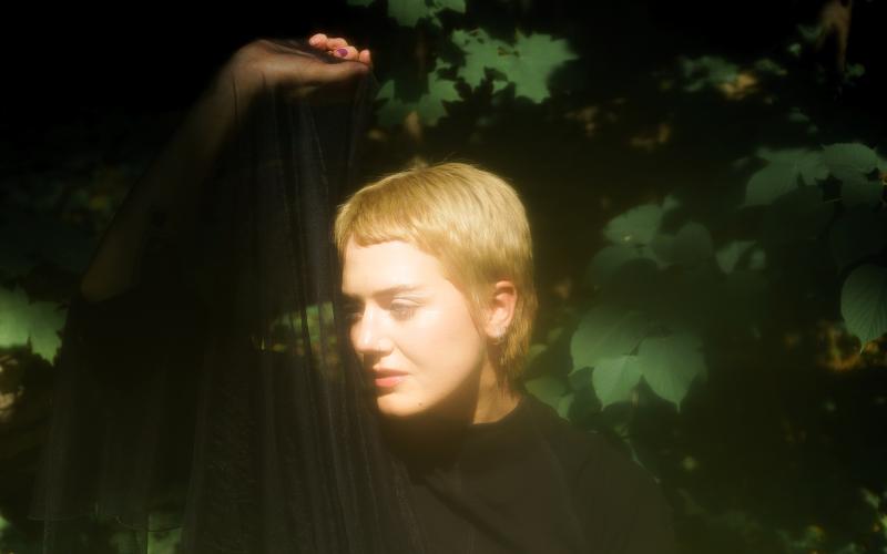 Åländska Julia Carlsson, verksam under artistnamnet Leoblu, skriver och producerar all sin musik själv. Nu är hon aktuell med singeln ”Dirty windows” och tillhörande musikvideo, inspelad i Jomala.