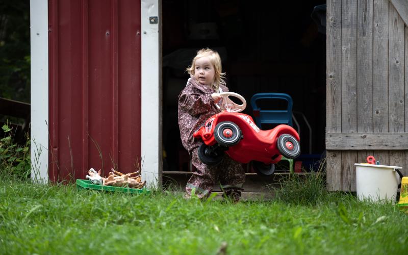 Iris Olsson-Lindqvist kollar upp lagret med leksaker.