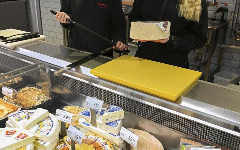 Chark- och delikatessdisken där Engla Liewendahl och Celine Ström jobbar, har utökats med bland annat mera ost.