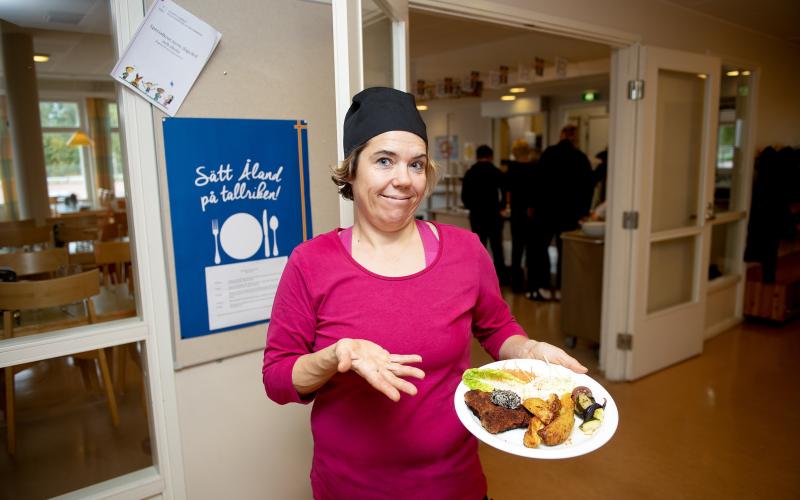 Ulrika Karlsson är kock i Eckerö skola och hon ser till att eleverna får äta så mycket åländskt som möjligt.