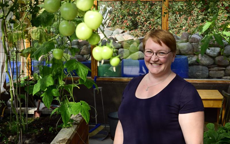Heidi Lundberg odlar tomater och gurka i växthuset.