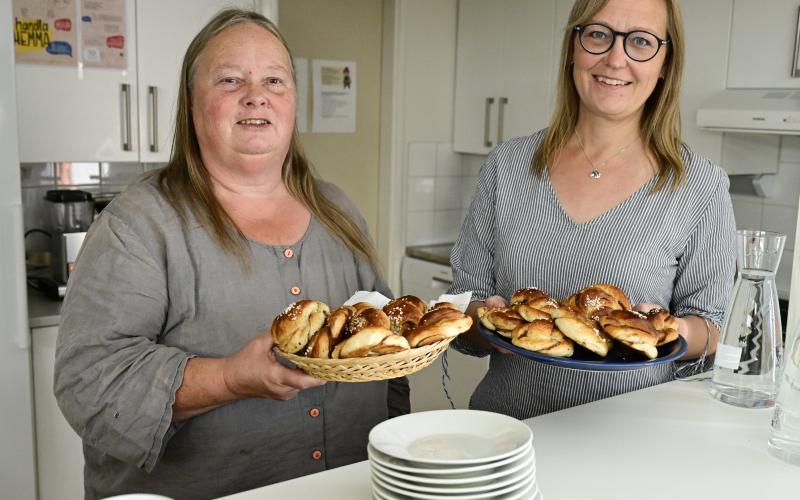 Maria Knutsson och Teresa Westmark från marthorna i Lemland skötte om fikat.