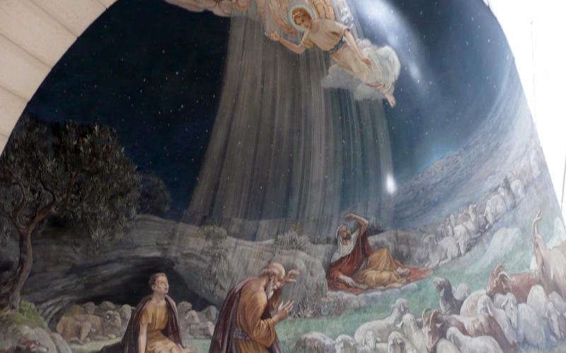 Målning av änglar och herdar i födelsekyrkan i Betlehem.