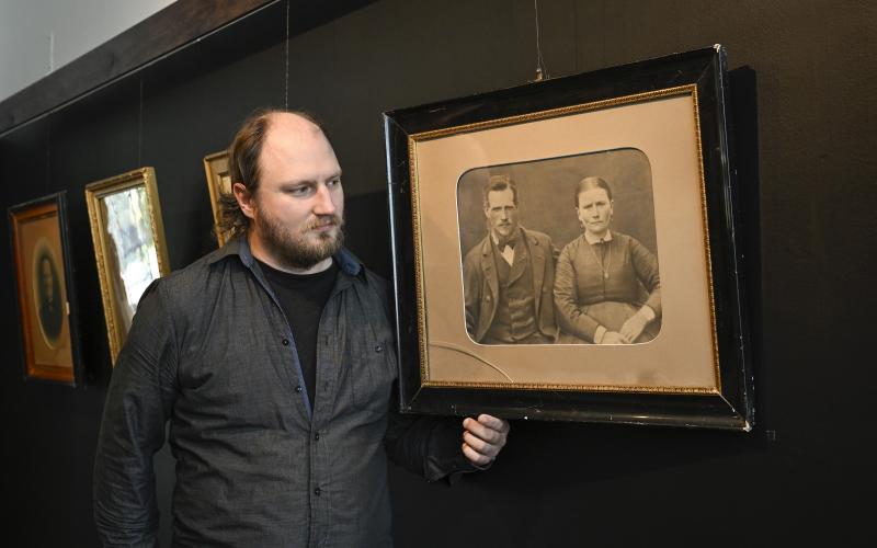 Rasmus Olin, intendent på Ålands fotografiska museum, hoppas allmänheten kan hjälpa till med att identifiera personerna på de gamla fotografierna. 