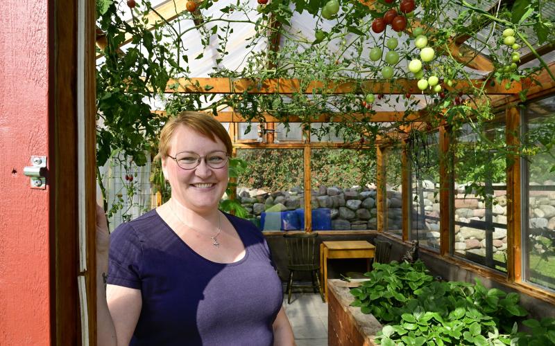 Heidi Lundberg är verkligen nöjd med årets skörd i växthuset.