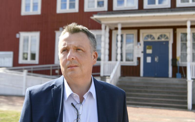 Verksamhetskostnaderna för KST har ökat med flera miljoner sedan 2021, något Finström och kommundirektör Magnus Sandberg ifrågasätter.