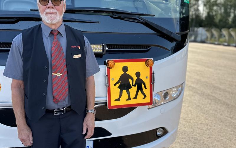 Jarl ”Jalle” Helsing startade sin busschaufförskarriär redan innan han pensionerade sig från polisyrket. I dag är det stadsbussen i Mariehamn som är hans främsta rutt.