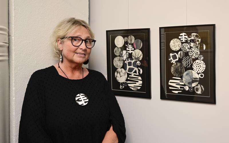 Ulla Lindberg skapat nya kollage av urklippta delar av gamla misslyckade tryck.
