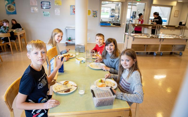 Eleverna i Eckerö skola får beröm av kocken för att de vågar testa nya smaker. Till vänster Oliver Löfström och Hanna Christensen och till höger Wilma Sjölund (längst fram), Rakel Karlsson och Ludvig Eriksson.