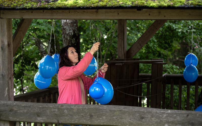 Teresa Blåhed hjälper till med att hänga upp ballonger dagen till ära.