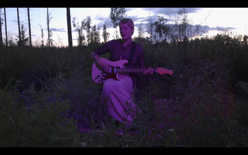 Musikvideon till Leoblus senaste singel ”Dirty windows” är inspelad i Jomala och filmad och klippt av hennes bror Jonathan Carlsson.