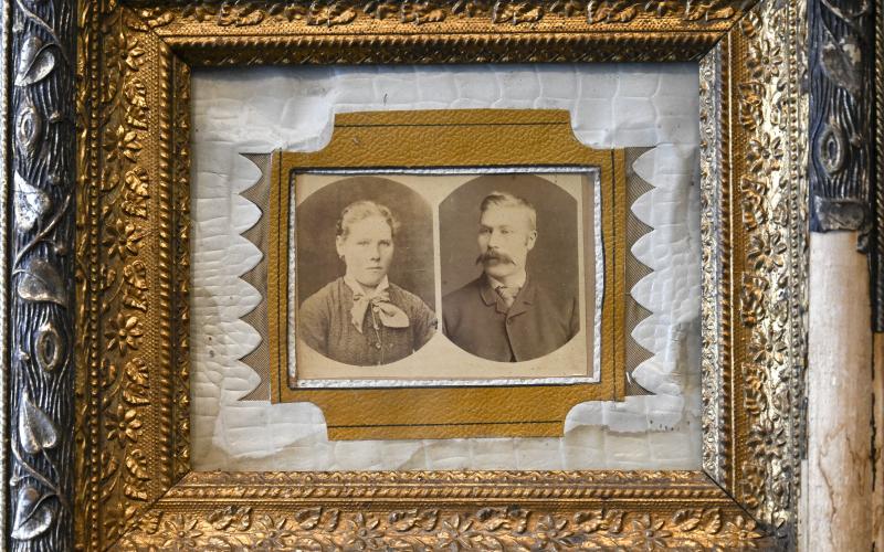 Monteringen av fotografierna är sinnrik. Här har man klämt fast fotot bakom såväl läder, papper som glas. Bilden är troligen från 1890-talet.