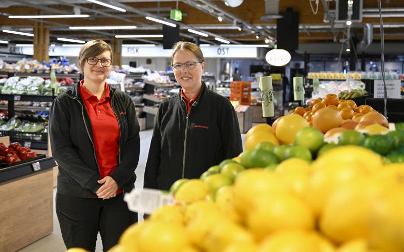 Petra Eklund och Margaretha Lampén ser till att hyllorna med frukt och grönt är välfyllda.