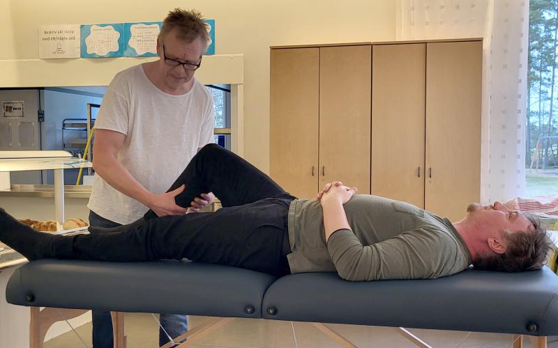 Tom-Stefan Witting visar på Simon Mecklin hur man enkelt kan få spänningar i kroppen att försvinna.@Normal_indrag:<@Fotograf>Nina Eriksson