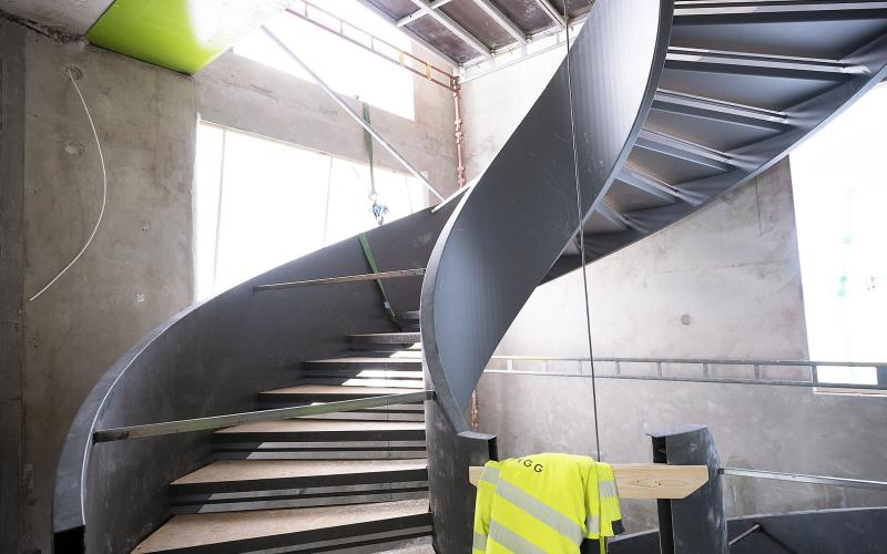 Att få den nya ståltrappan på plats var det sista invecklade momentet i bygget, säger Allbyggs platschef Daniel Gustavsson.@Normal_indrag: