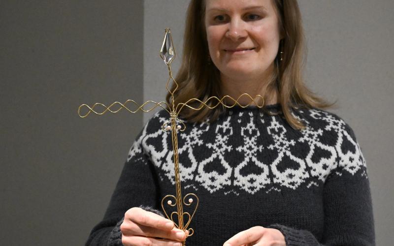 Mirkka Meyer har gjort en smyckeshållare med luffarslöjdsteknik där man tvinnar metalltråd. 