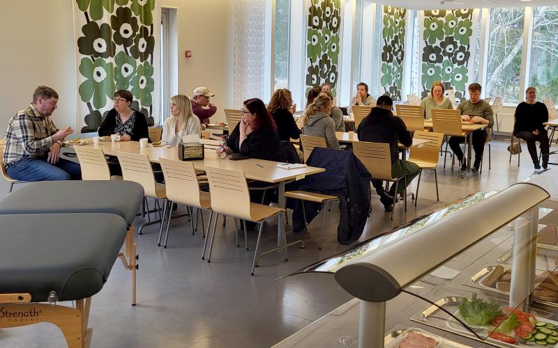 Cirka 30 personer hade kommit till Sunds skola för att lyssna på föreläsningen om hur stress påverkar beteendet och inlärningen.@Normal_indrag:<@Fotograf>Nina Eriksson