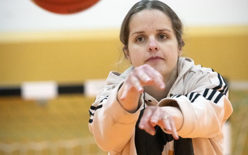 Lily Styrström spelade mycket basket som liten i USA. För snart sju år sedan flyttade hon till Åland, och nu får hon leva ut sin passion som huvudtränare för åländsk tjejbasket.<@Fotograf>Daniel Eriksson