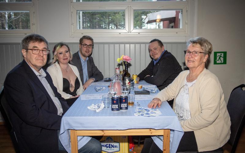 Magnus Björkman, Carolina Enholm, Fredrik Karlsson, Tony Gustavsson och Berit Ekström delar bord under festen.