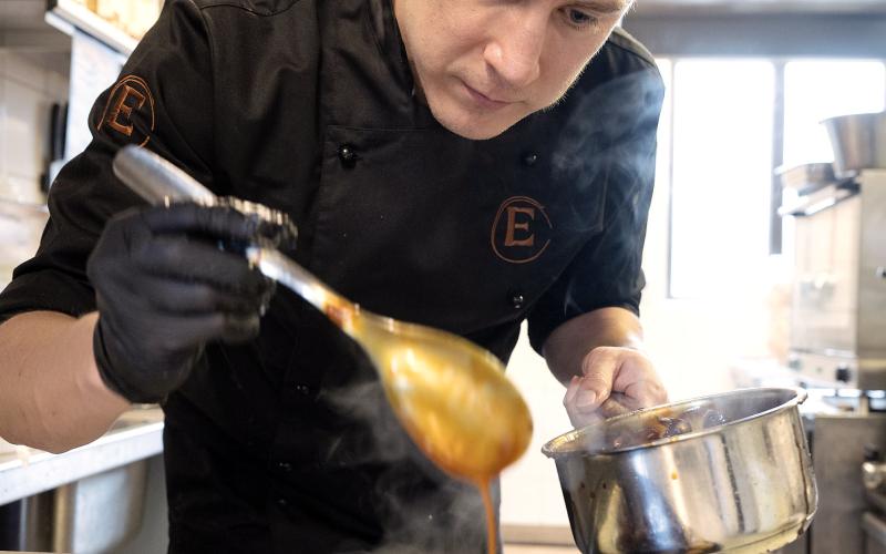 Restaurangägare Emil Alm jobbar även i köket.@Normal_indrag:<@Fotograf>Daniel Eriksson