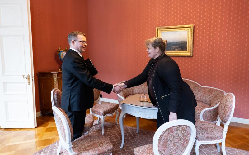 Statsminister Petteri Orpo (Saml) och lantråd Katrin Sjögren (Lib) träffades med sina regeringar i Helsingfors under onsdagen. <\n