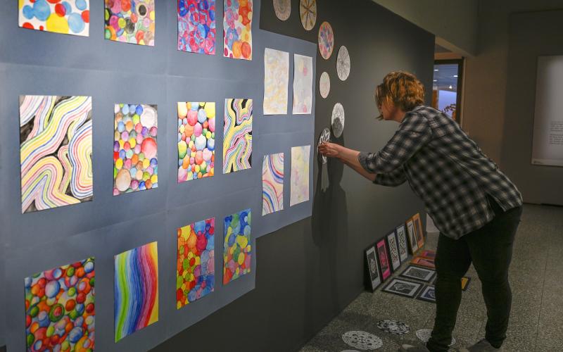 Bubblor och mandala-målningar ingick i utställningen.