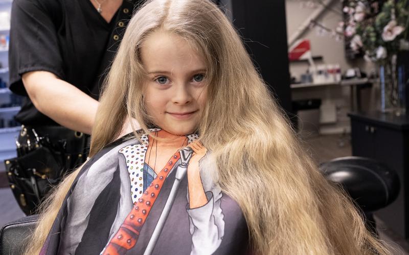 Frisören Marika Helin ska klippa Maja Wikstrands hår.@Normal_indrag:<@Fotograf>Daniel Eriksson