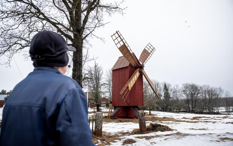 Väderkvarnen är ursprungligen från Finby, men transporterades till Svartsmara där den renoverades till en komplett och funktionerande kvarn.