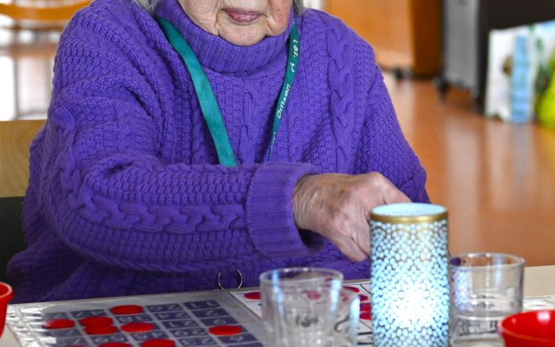 Anita Jansson tycker att det är både spännande och roligt att spela bingo.