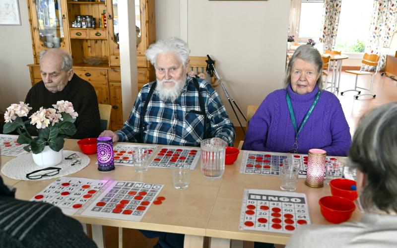 Brage Johansson, Göran Karlberg och Anita Jansson tycker alla om att spela bingo.