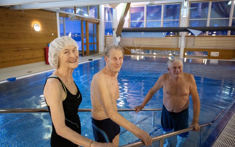 Ann-Marie Henriksson, Viking Henriksson och Bengt Lindfors har gått på vattengymnastik i flera år.