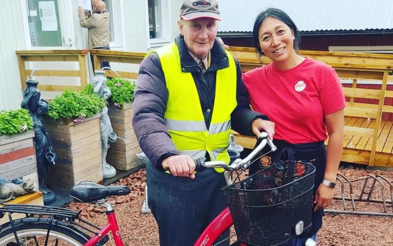 Göran Johansson cyklar ofta långa sträckor över Åland. Nu vill Grace Garcia-Sahlin hylla honom inför hans födelsedag och utmanar ålänningarna att cykla tillsammans med Göran från Vårdö till Geta. Privat
