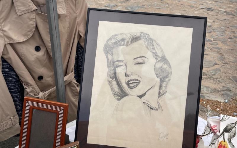 En blyertsteckning signerad 1988 föreställande Marilyn Monroe kunde man fynda för 12 euro på San Fernando-marknaden. I bakgrunden ses den helt uttorkade flodfåran som mynnar ut i Maspalomaskanalen.