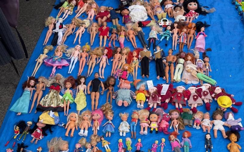 Dockor som leksaker eller samlarföremål finns i stort antal på loppmarknaden i San Fernando.