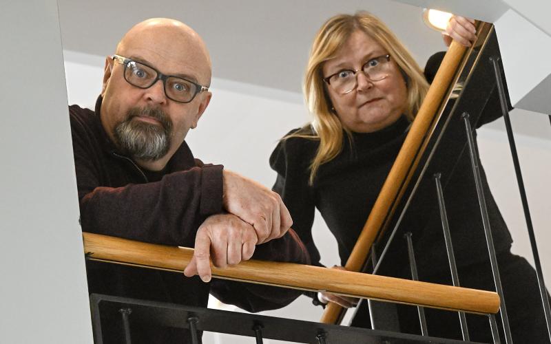Regissör Arn-Henrik Blomqvist och skådespelare Maria Johans ser fram emot att sätta upp Agatha Christies klassiska mordgåta ”Råttfällan” på Alandica. En pjäs där alla inblandade misstänker varandra.