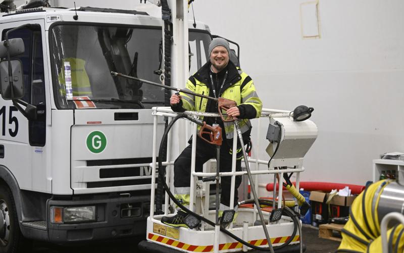 Jussi Lautkankare och hans företag InterHandling har bland annat hand om de-icing av flygplanen, vilket innebär att man spolar av snö och is från planet och vingarna. 