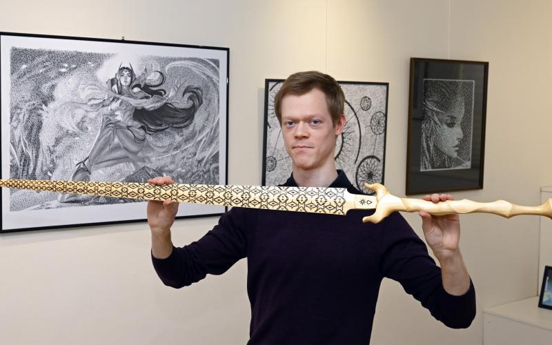 Trähantverk i forn av dekorativa svärd med noga uttänkta mönster är det som intresserad Fredrik Eriksson mest just nu.